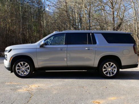 Used 2025 Chevrolet Suburban Premier image 40