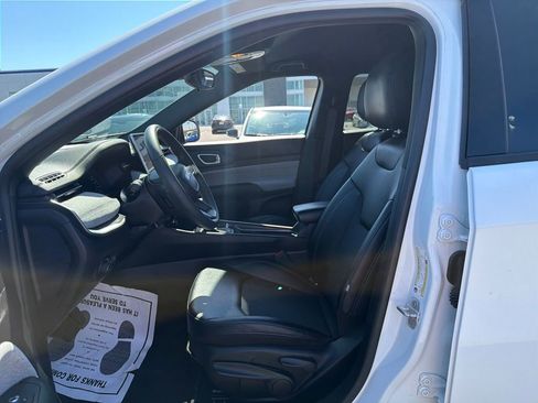 Used 2024 Jeep Compass Latitude image 14