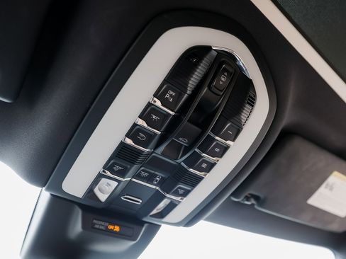 Certified 2025 Porsche Macan image 21