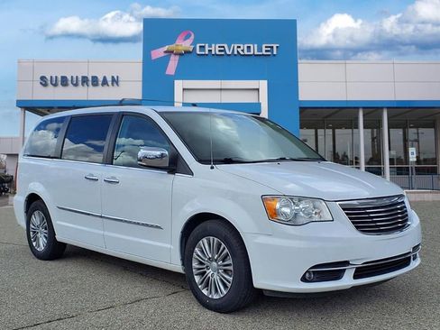 Used 2016 Chrysler Town & Country Touring-L image 3