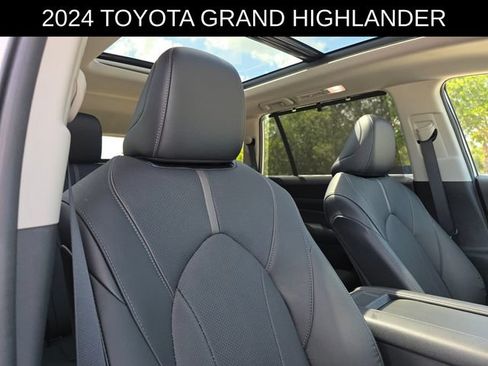 Used 2024 Toyota Grand Highlander AWD image 11