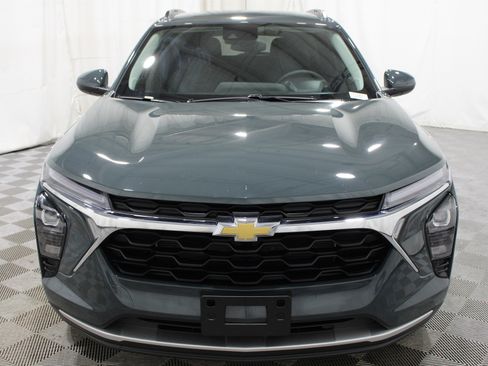 Used 2025 Chevrolet Trax LT w/ LT Convenience Package FWD image 32