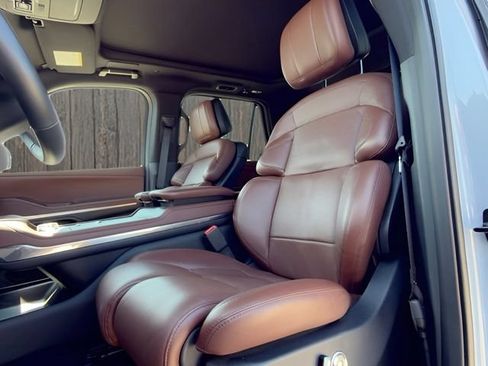 Used 2025 Lincoln Navigator Reserve AWD/4WD image 15