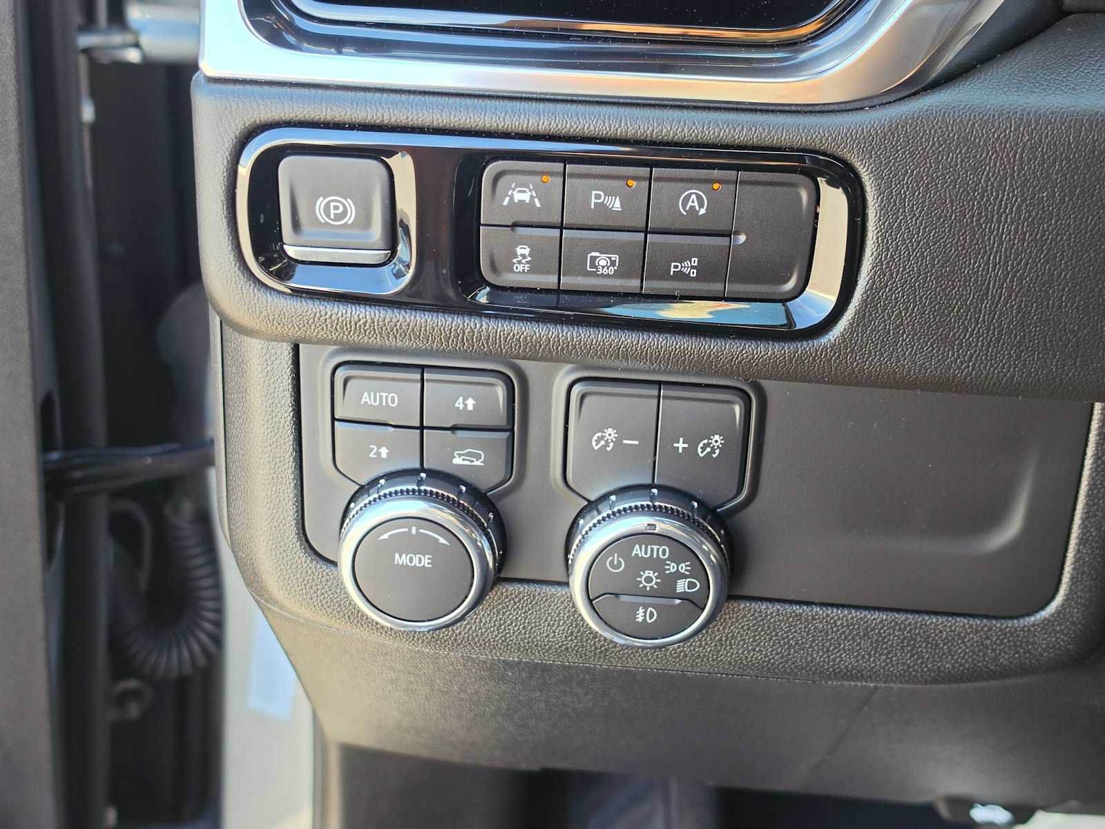 Used 2025 GMC Yukon XL Denali AWD/4WD image 30