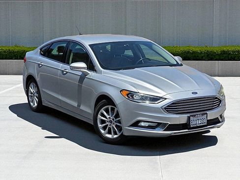Used 2017 Ford Fusion SE image 3