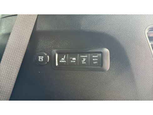 Used 2023 Chrysler Pacifica Limited w/ Uconnect Theater Family Group FWD image 19