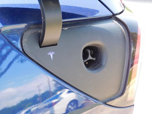 Used 2021 Tesla Model Y Long Range AWD/4WD image 22