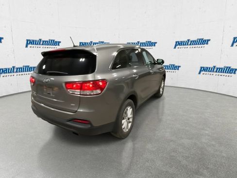 Used 2016 Kia Sorento LX image 11