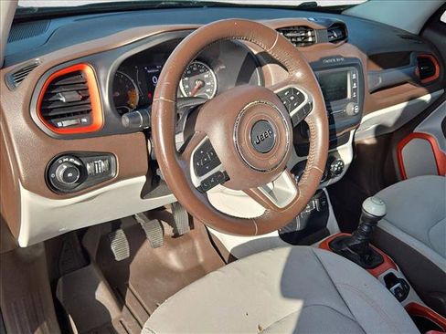 Used 2016 Jeep Renegade Latitude image 9