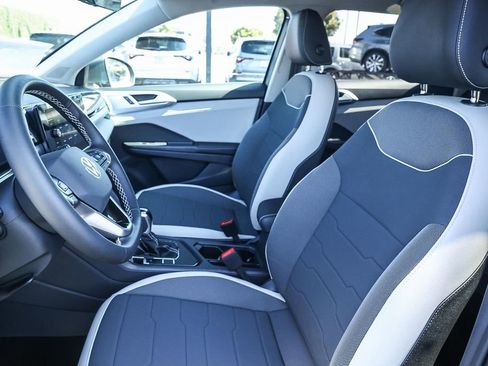 New 2025 Volkswagen Taos SE image 33