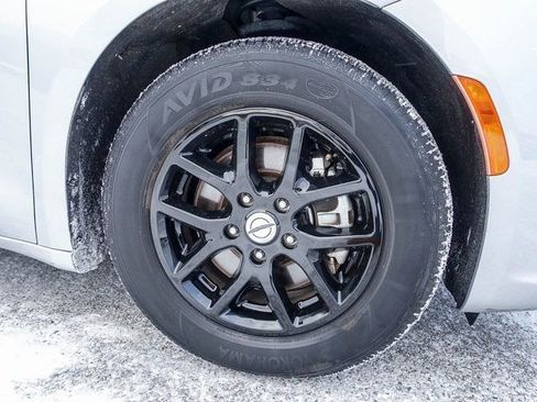 Used 2023 Chrysler Pacifica Touring-L image 25