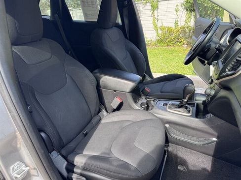 Used 2017 Jeep Cherokee Latitude FWD image 16