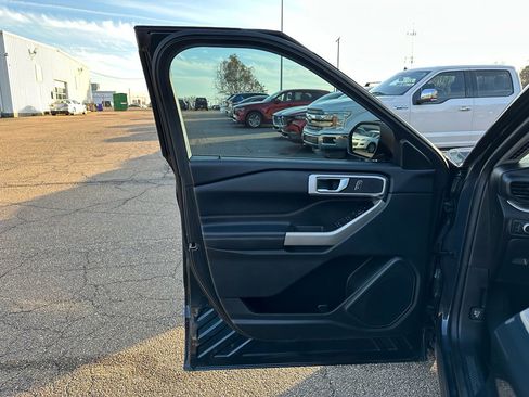 Used 2022 Ford Explorer XLT image 6