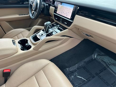 Used 2023 Porsche Cayenne image 16