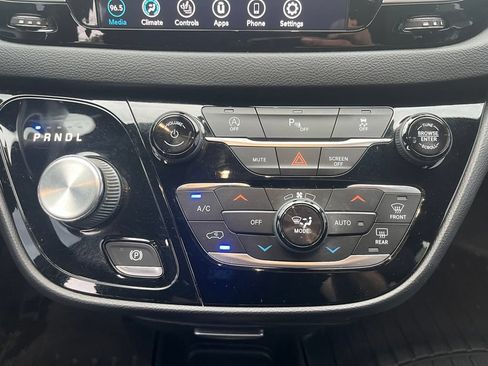 Used 2020 Chrysler Pacifica Touring-L AWD/4WD image 16