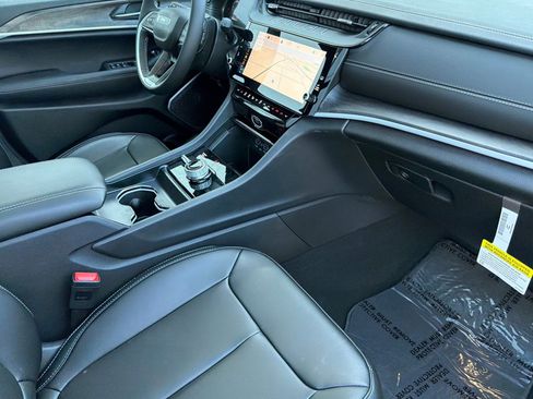 New 2026 Jeep Grand Cherokee L Limited w/ Limited Altitude Package AWD/4WD image 15