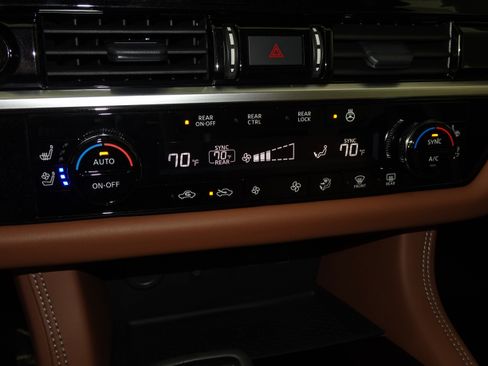 New 2025 Nissan Pathfinder Platinum image 32