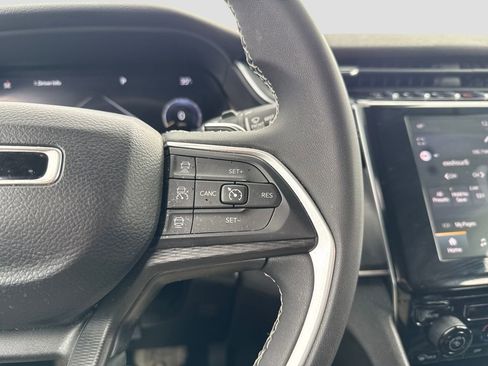 Used 2023 Jeep Grand Cherokee Laredo image 18