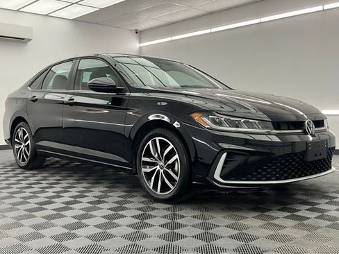 Used 2025 Volkswagen Jetta SE FWD image 3