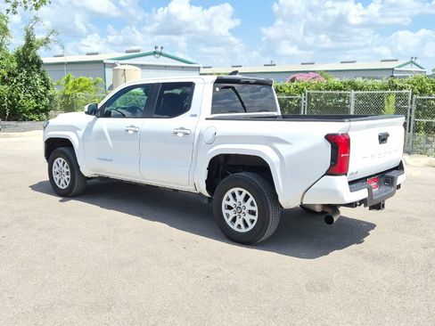 Certified 2025 Toyota Tacoma SR5 AWD/4WD image 3