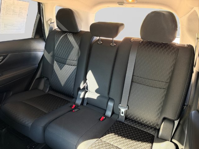 Used 2018 Nissan Rogue SV w/ Premium Package FWD image 13