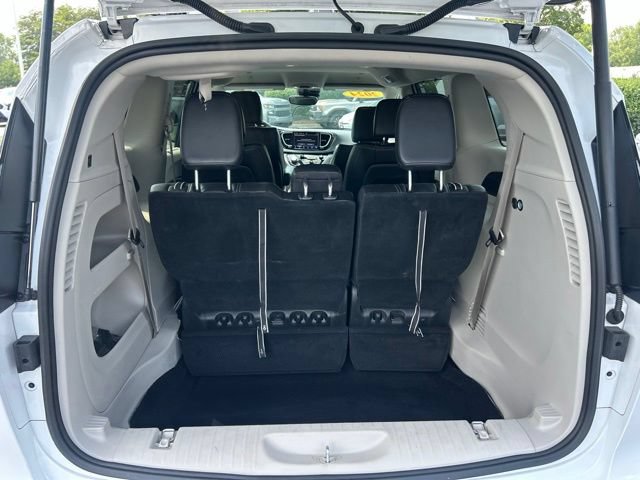 Used 2024 Chrysler Pacifica Touring-L FWD image 10