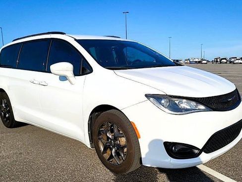 Used 2019 Chrysler Pacifica Touring-L Plus w/ S Appearance Package FWD image 3