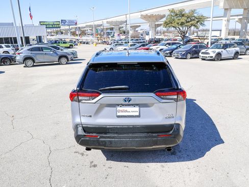 Used 2022 Toyota RAV4 XLE Premium image 8
