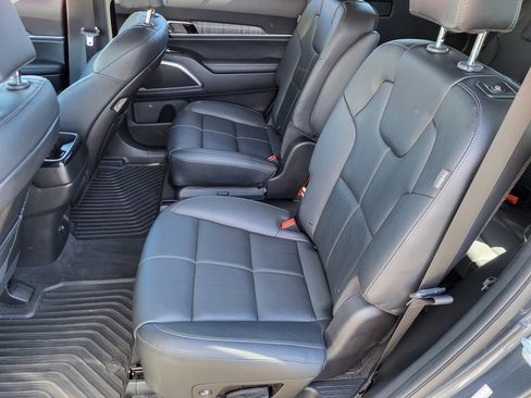 Used 2024 Kia Telluride EX w/ EX Captain's Chair Package image 9