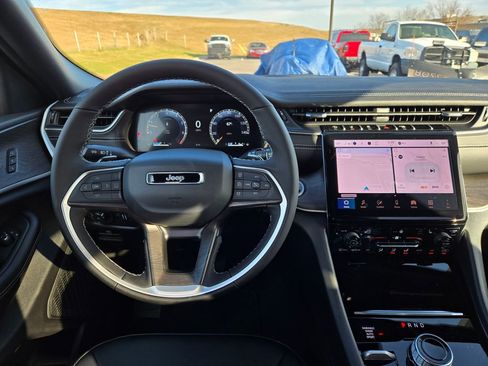 New 2025 Jeep Grand Cherokee Limited image 17
