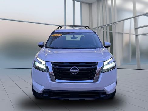 Used 2024 Nissan Pathfinder SV image 2