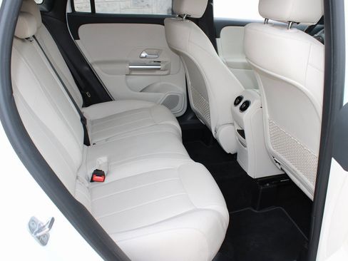 Used 2025 Mercedes-Benz GLA 250 4MATIC image 16