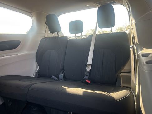 Used 2020 Chrysler Pacifica Touring w/ Cold Weather Group image 8