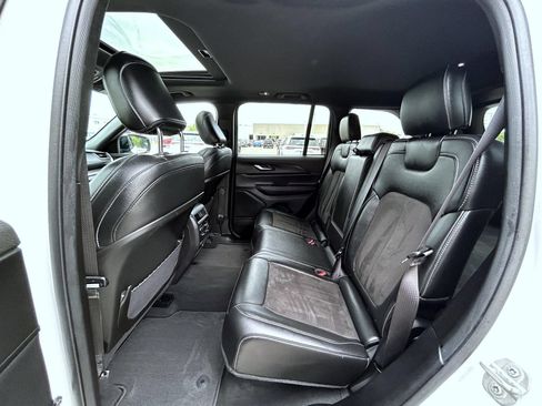 Used 2023 Jeep Grand Cherokee Altitude AWD/4WD image 19