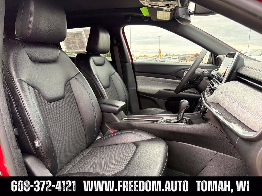 Used 2025 Jeep Compass Latitude w/ Sun & Sound Group AWD/4WD image 36