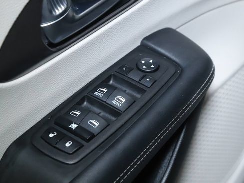 Used 2023 Chrysler Pacifica Touring-L FWD image 15