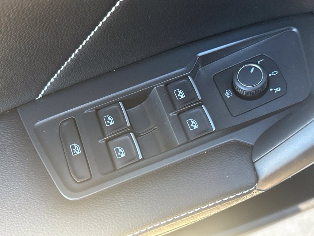 Used 2024 Volkswagen Tiguan SE AWD/4WD image 14