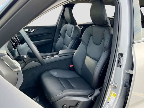 Used 2025 Volvo XC60 B5 Plus image 21