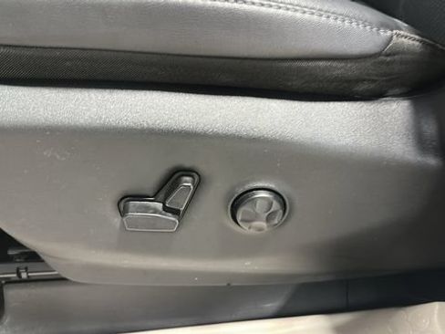 Used 2024 Chrysler Pacifica Touring-L FWD image 9