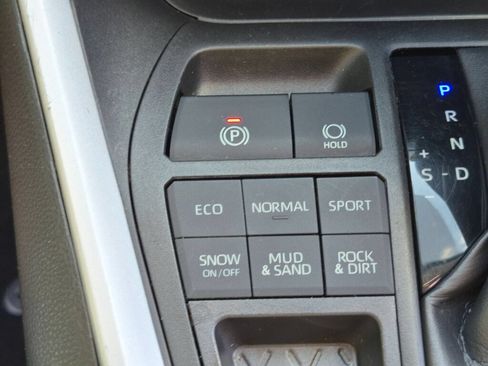 Used 2021 Toyota RAV4 LE AWD/4WD image 23
