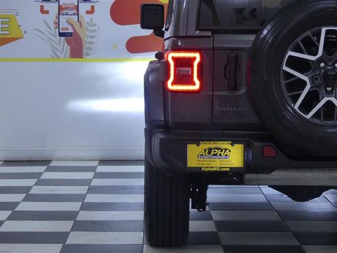 Used 2025 Jeep Wrangler Unlimited Sahara AWD/4WD image 31