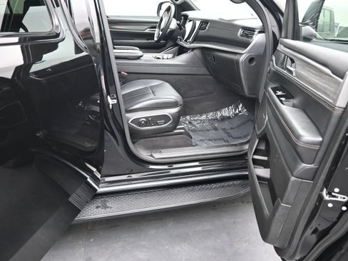 Used 2024 Jeep Wagoneer L Series II RWD image 13