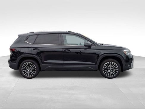 Used 2025 Volkswagen Taos SE FWD image 3