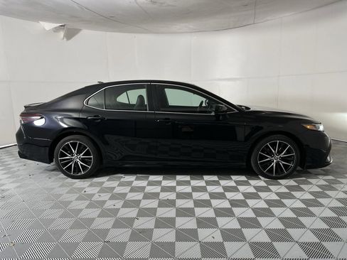 Used 2021 Toyota Camry SE FWD image 9