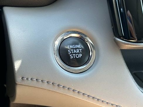 Used 2022 Toyota Highlander XLE AWD/4WD image 32