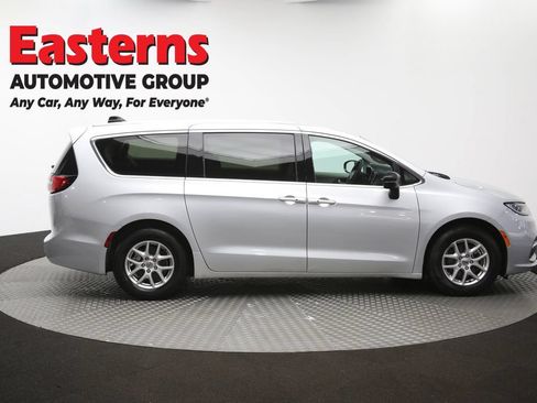 Used 2024 Chrysler Pacifica Touring-L FWD image 44