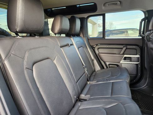 Used 2024 Land Rover Defender 110 S image 9