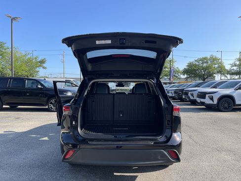 Used 2022 Toyota Highlander XLE FWD image 12