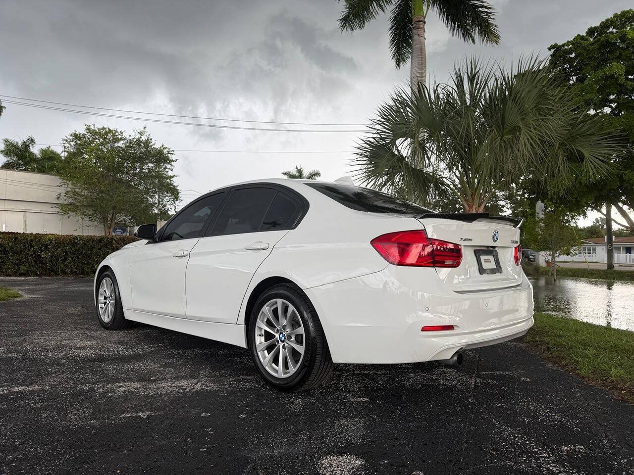 Used 2016 BMW 320i xDrive Sedan AWD/4WD image 3