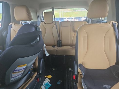 Used 2024 Kia Carnival LX FWD image 5
